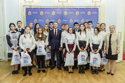 Аркадий Фомин вручил паспорта шиловским и путятинским школьникам